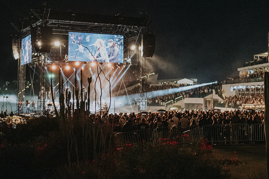 concert-in-the-coliseum-desert-setting